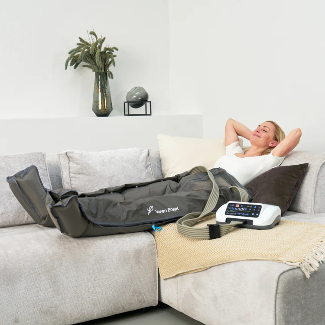 Compression Boots Therapie - Frau entspannt mit IPK-Gerät in Berlin